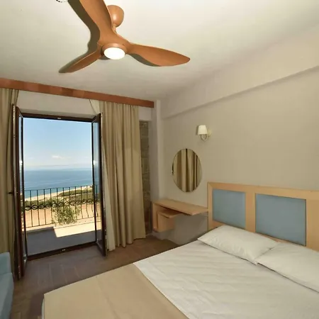 Hotel Limnos *